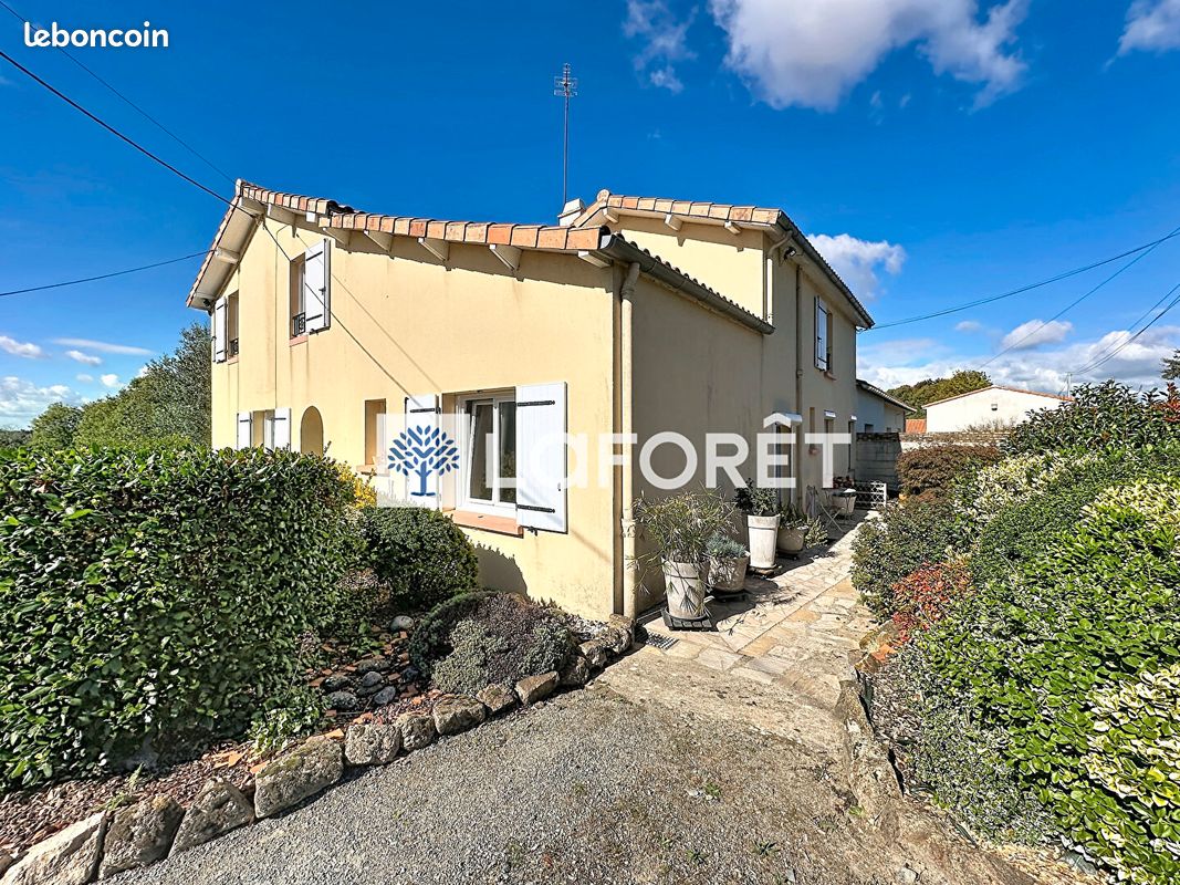 Maison 5 pièces · à Combrand · 235 000 €