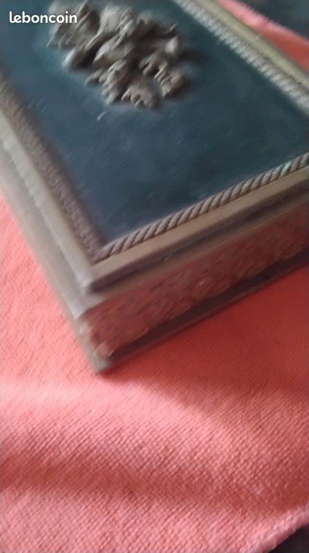 Boite bois et platre orné de décor en relief style louis XVI (image 6)