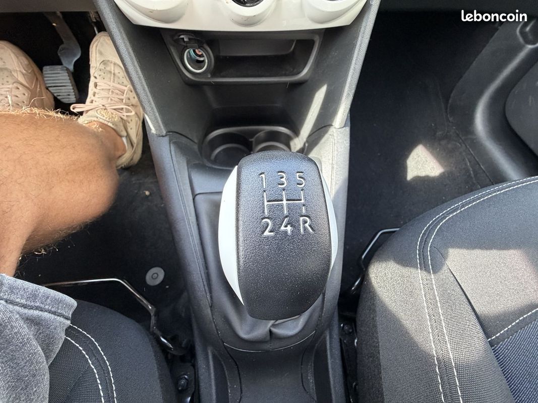 Peugeot 208 1.2 PURETECH 68CH LIKE 5P (image 30)