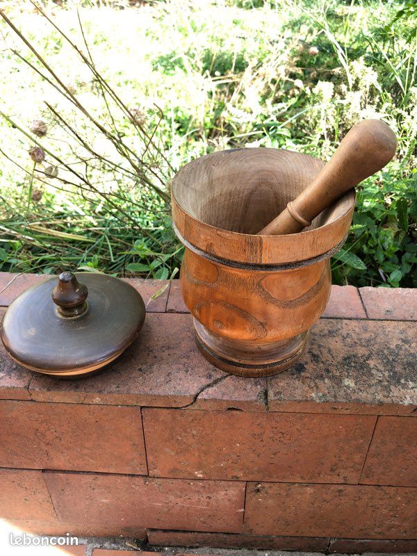 MORTIER TRÈS ANCIEN en bois avec un pilon original utilisable par les MORTIER TRÈS ANCIEN en bois avec un pilon original utilisable par les