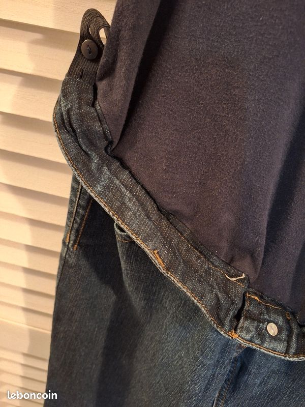 Jean Maternité bootcut bleu foncé T40
Faux bouton et élastiques de réglage de chaque côté (image 3)