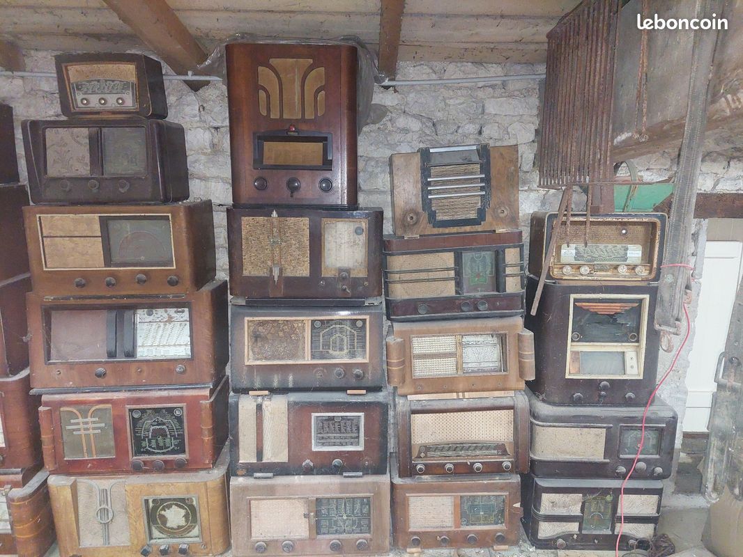 Poste radio ancien (image 1)