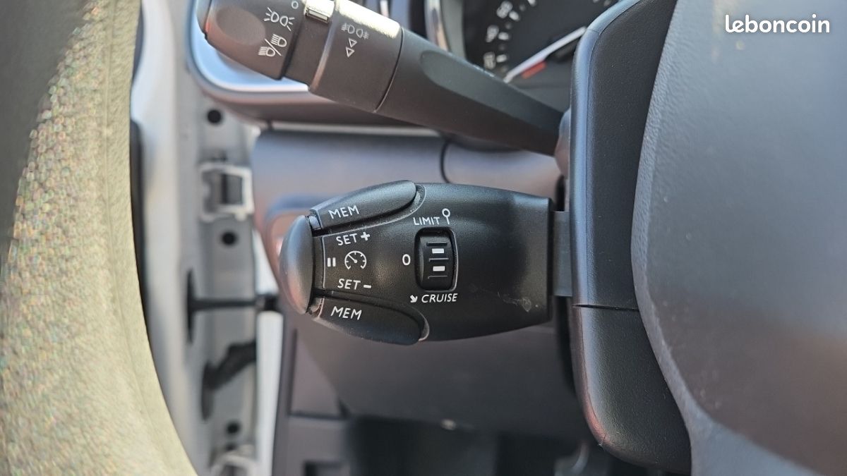 Citroën C3 SOCIETE BLUEHDI 100 SS BVM6 FEEL (image 20)