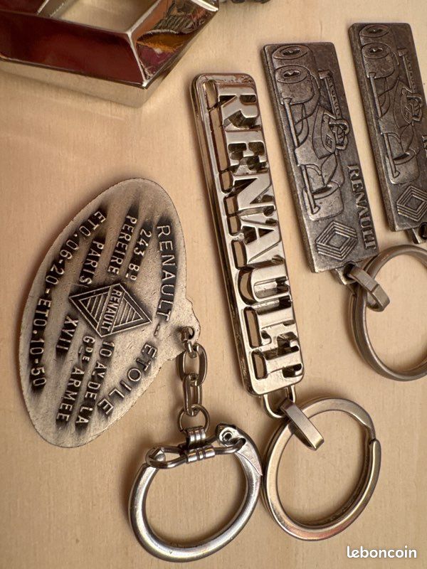 Lot de 2 porte-clés en bois avec pendentif loutre assorti