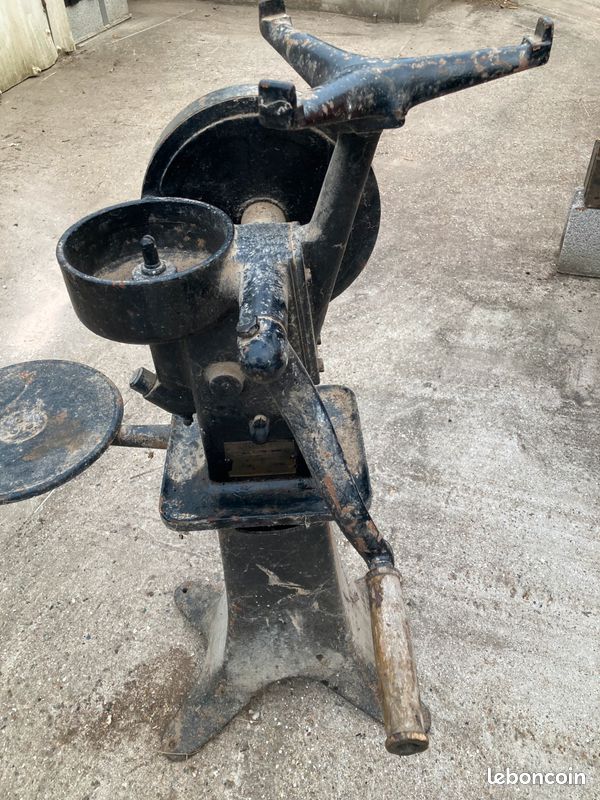 Ancienne écrémeuse alfa-laval a5 sur pied – fonte (image 2)