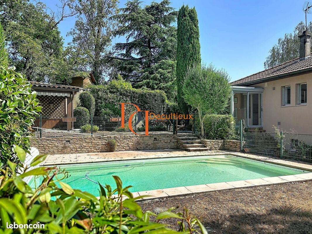 Maison 6 pièces 148 m² · à Saint-Genis-les-Ollières · 148 m² · 490 000 €