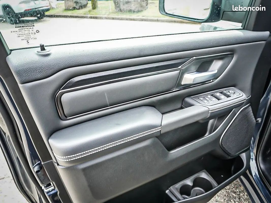 Dodge RAM 1500 Sport 5.7 HEMI V8 4x4 – Toit Pano – Forged Blue – NEUF 2026 - TVA (image 21)