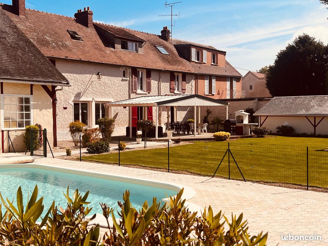 Maison 10 pièces 243 m² · à Angerville · 243 m² · 449 000 €