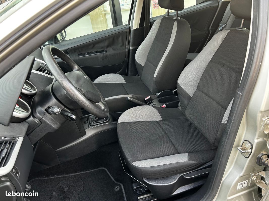 Peugeot 207 1.4i 75CH Premium (image 8)