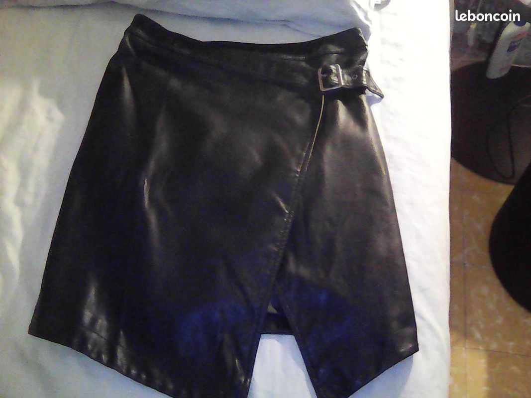 Jupe asymétrique Divided simili cuir taille 42 (image 1)