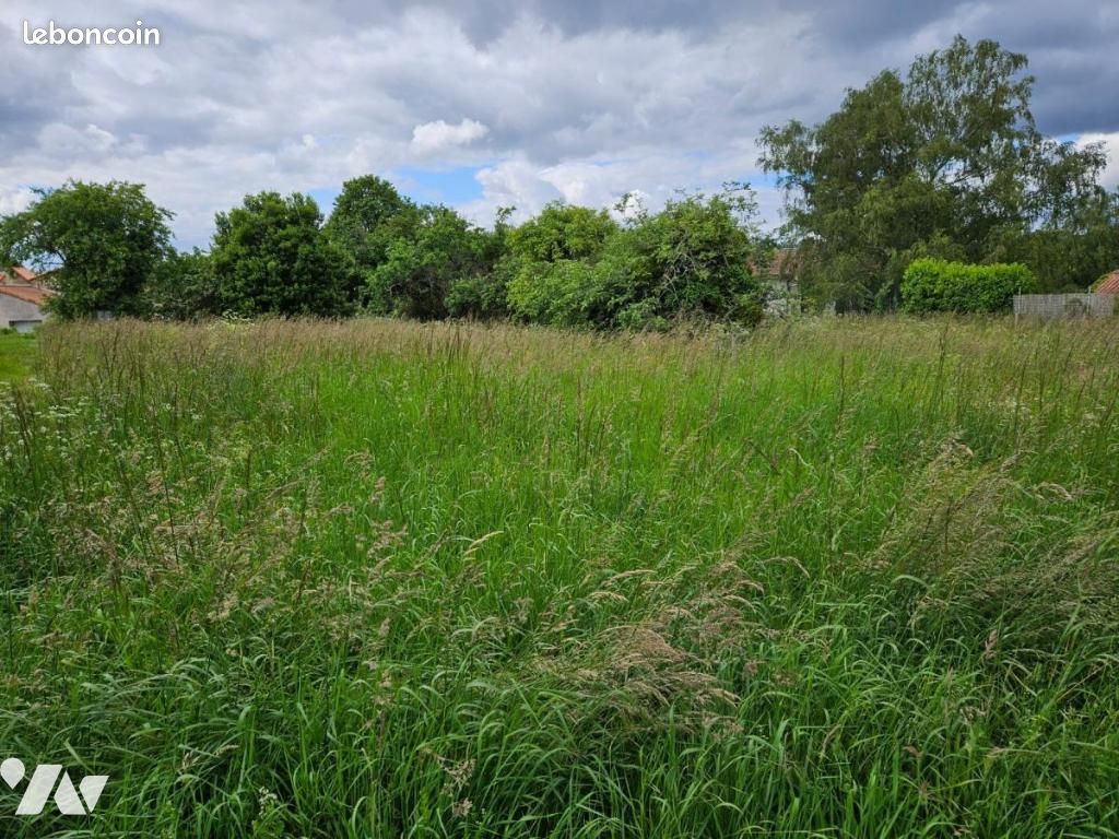 Terrain 1595 m² · à Valence-en-Poitou · 1 595 m² · 27 500 €
