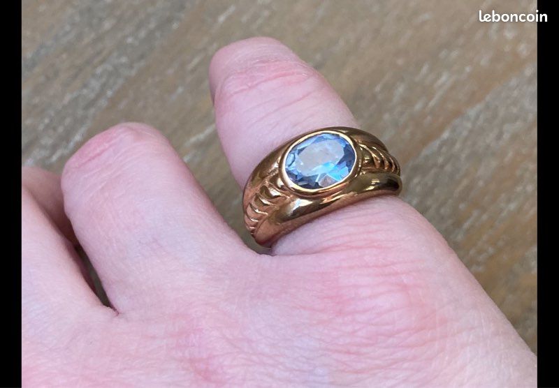 Magnifique bague dorée à l’or fin et ornée d’une topaze bleue - vintage des années 1980 (image 1)