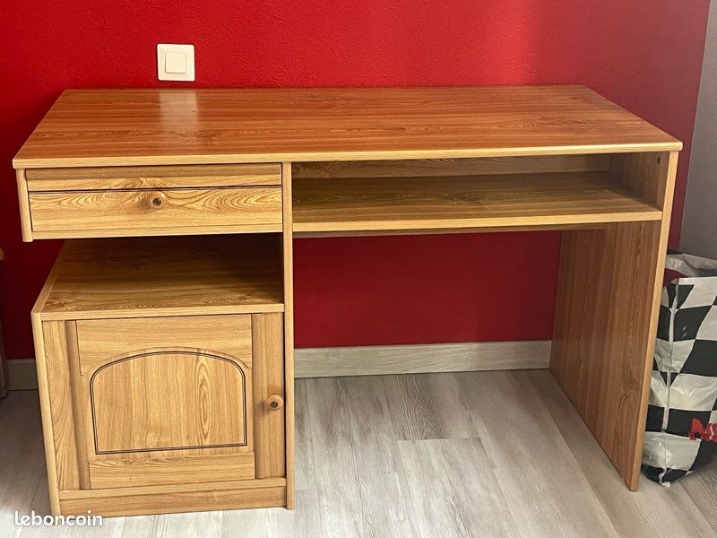 Bureau en bois (image 1)