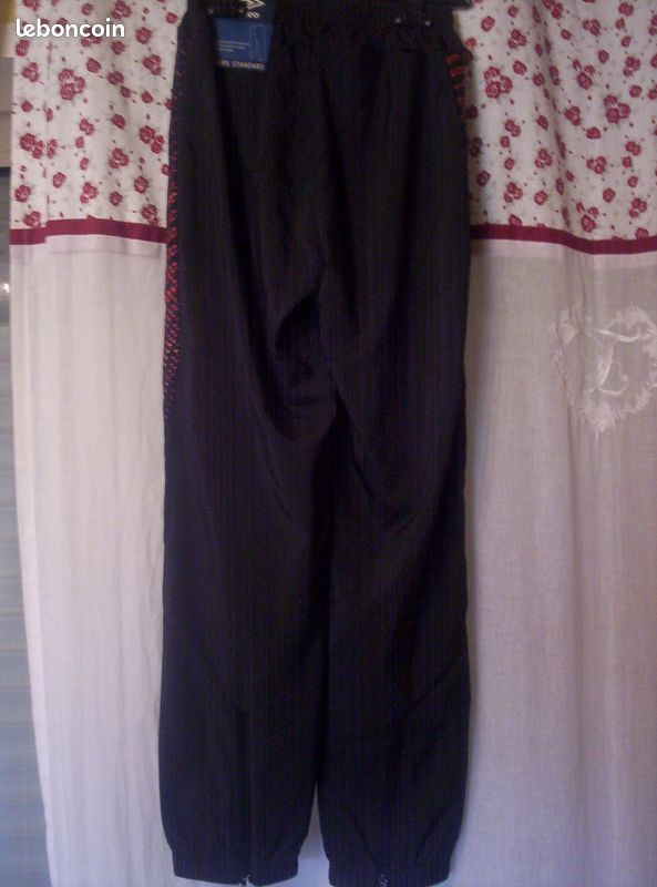 Pantalon de survêtement UMBRO taille 10 ans (image 2)