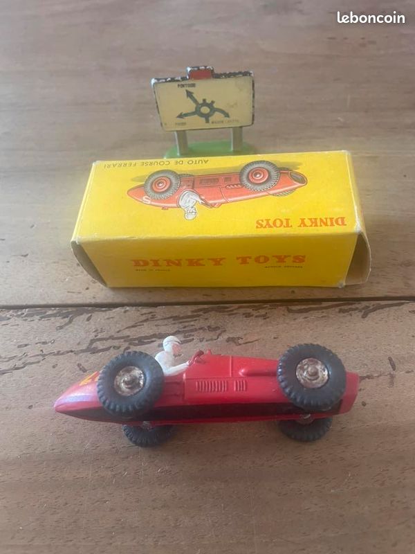 Dinky Toys Ferrari 23J référence n°511 n°38 à jantes
