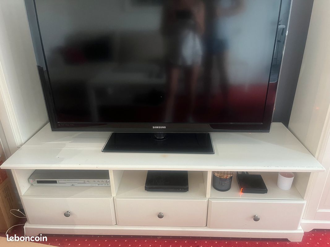 Bibliothèque Ikéa avec porte vitrée + donne une table ronde avec rallonge, 5 cinq chaises, 1 meuble TV et une console. Livraison possible en supplément. 400 le lot (image 9)