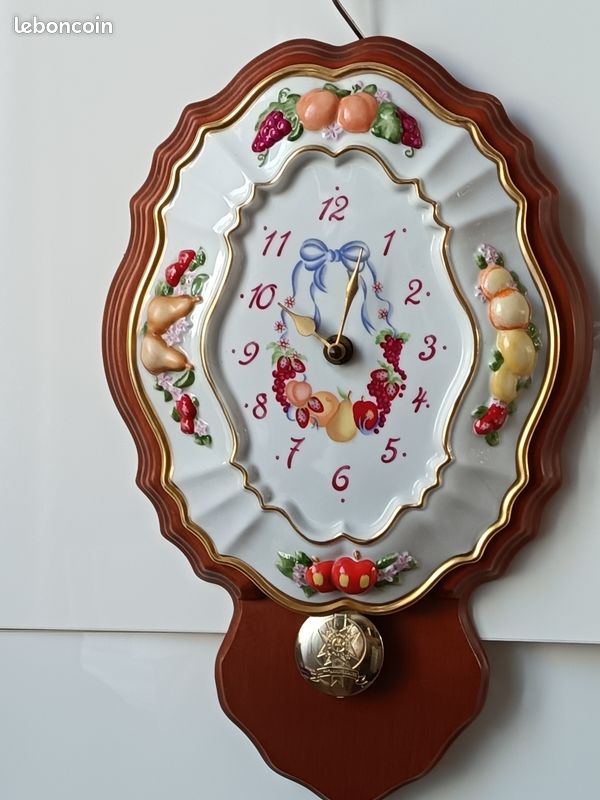 Horloge Murale Cadre Bois Et Céramique – Motif Bouquet De Fleurs – 31cm De Diamètre – Chiffres Romains