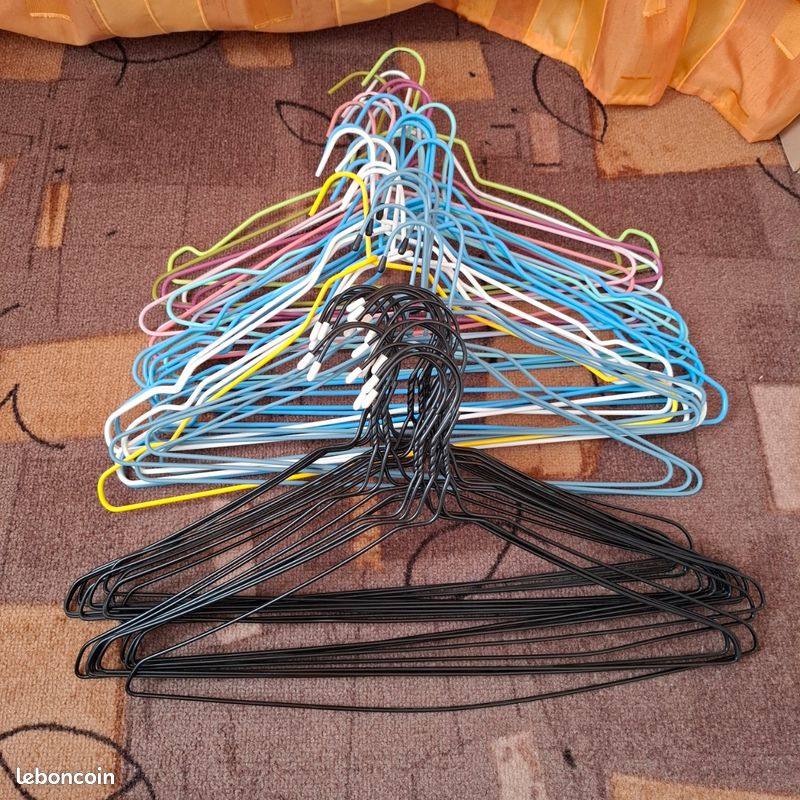 Lot de 50 cintres noirs, peu encombrants, crochets rotatifs Lot de 50 cintres noirs, peu encombrants, crochets rotatifs