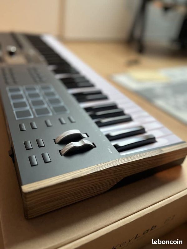 Clavier arturia keylab Mk3 noir + 2 pédales + housse + stand (image 1)