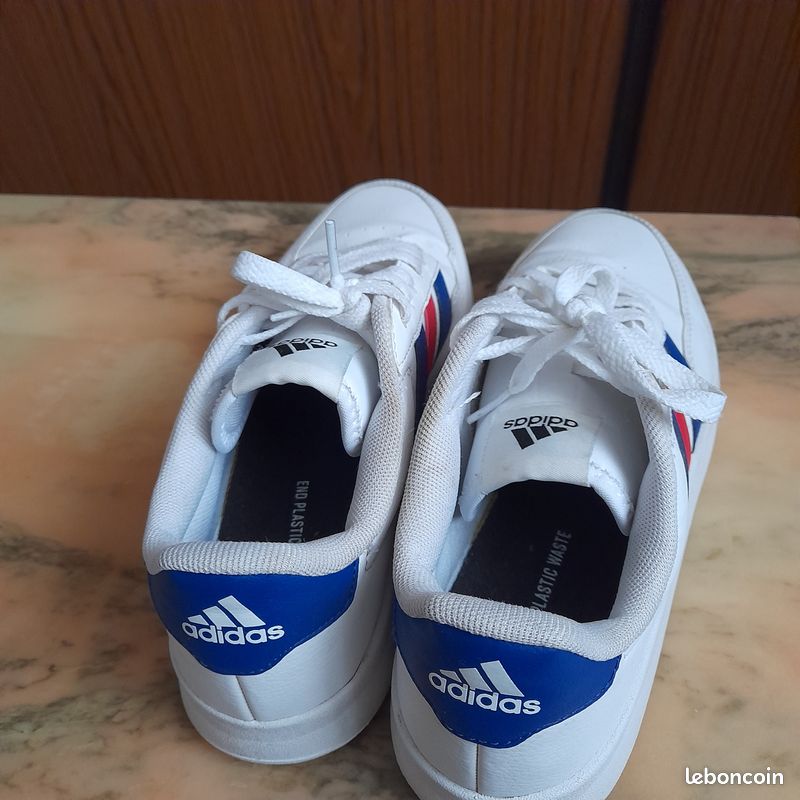 Baskets ADIDAS Taille 40 blanches et bandes Bleu/Blanc/Rouge