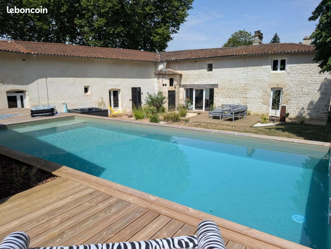 Maison 6 pièces 330 m² · à François · 330 m² · 549 000 €