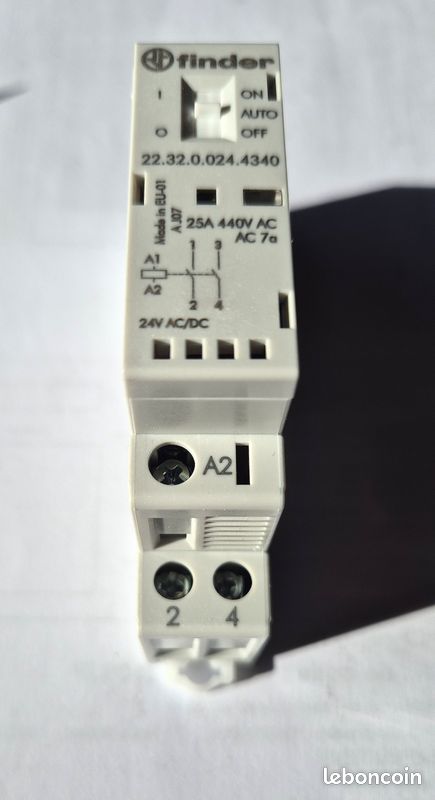 Contactor Modulaire FINDER Série 22 – 4 Contacts NO 25A 24V AC/DC, AgNi + LED Témoin, Fiable Pour Charges Résistives Et Moteur