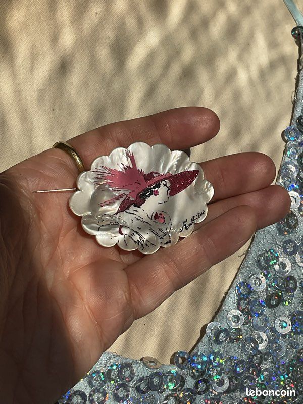 Très Belle Broche Porte Montre En Plaqué Or 36 x 22 mm