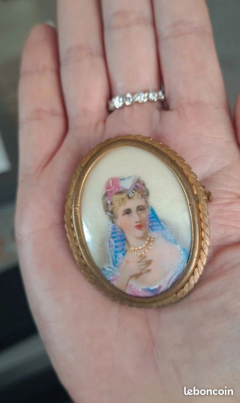 Broche ancienne en or jaune mat et sa perle de corail - 58 Facettes