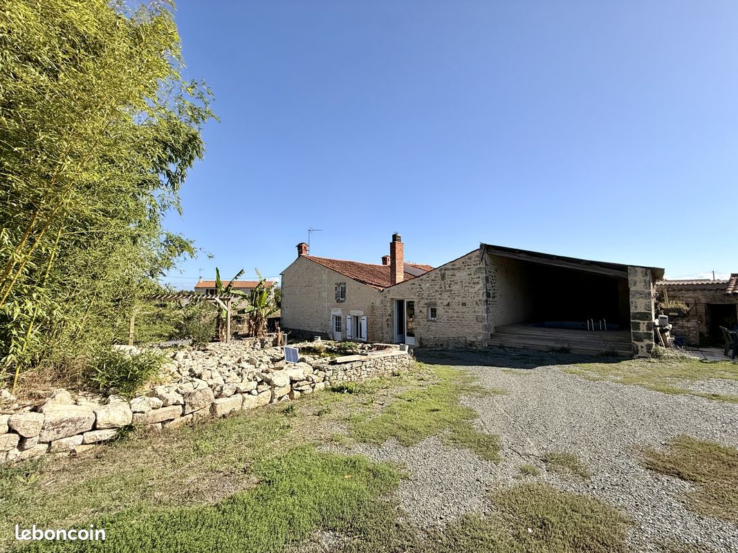 Maison 9 pièces 250 m² · à Saint-Michel-le-Cloucq · 250 m² · 199 500 €