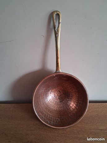 Grande louche en cuivre ancienne et artisanal de