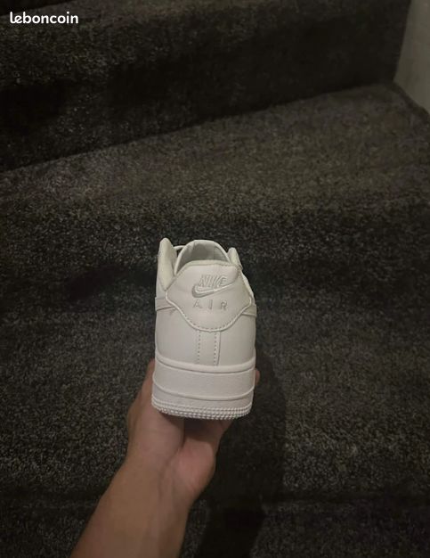 Nike Air Force 1 blanches avec boîte, modèle low 42 (image 4)