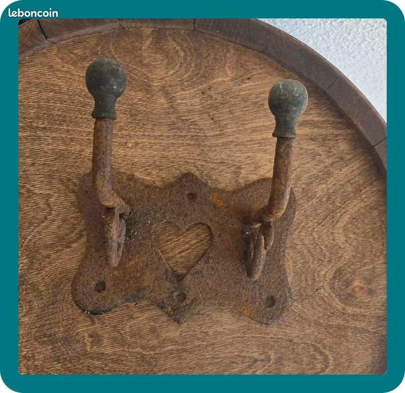 Lot ancien matériel d’écurie en fer forgé – porte-selle, crochet et fer à cheval (image 14)