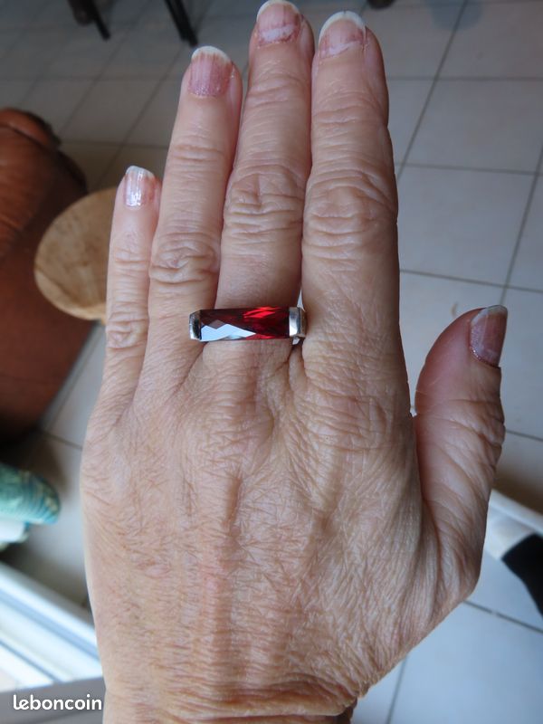 Bague Métal Argenté Avec Pierre Rectangle Rouge - Neuf Sans Emballage