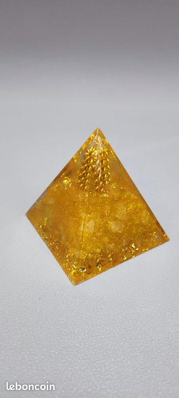 Pyramide décorative (image 1)