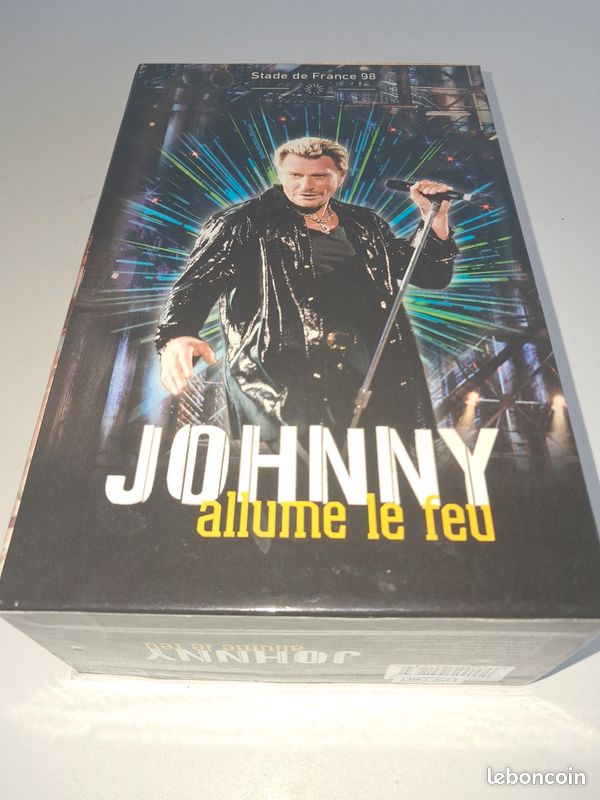 Vend 1 coffret de 2 cassettes hommage à Johnny hallyday stade de France 98 le concert et les coulisses très bonne état prix 5 euros visible au domicile où envoie postal paiement sécurisé (image 1)