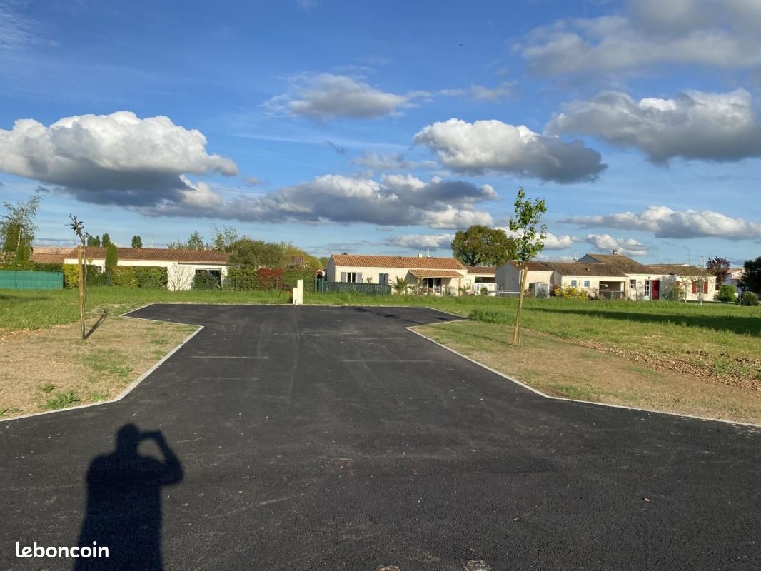 Terrain 327 m² Pisany · 58 000 €