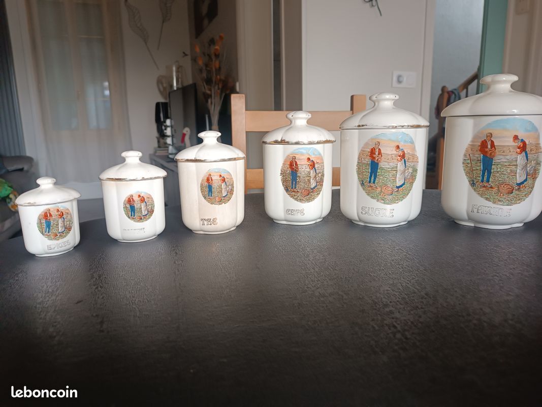 Ensemble de 6 pots épices en faïence Années 50-60 Demi porcelaine Ardy : Motif de L' angélus (image 1)