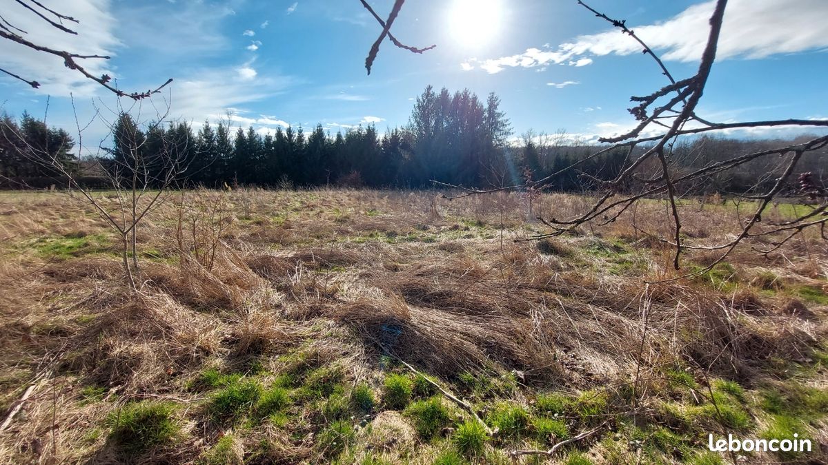 Terrain de 50 ares · à Novillard · 85 000 €