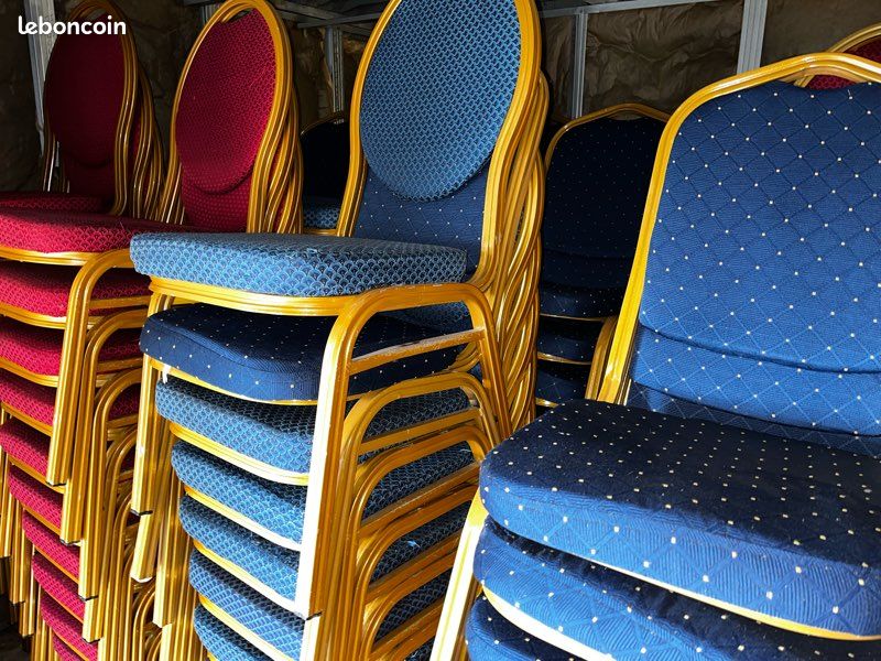 Chaises salle de fêtes bleues et rouges (image 2)
