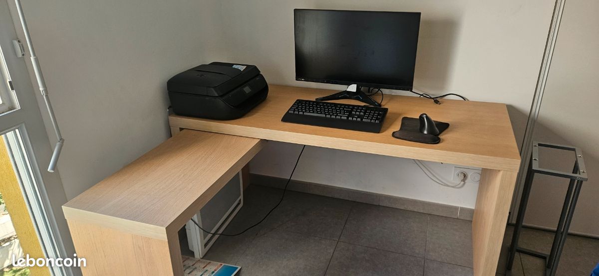 Bureau (image 1)