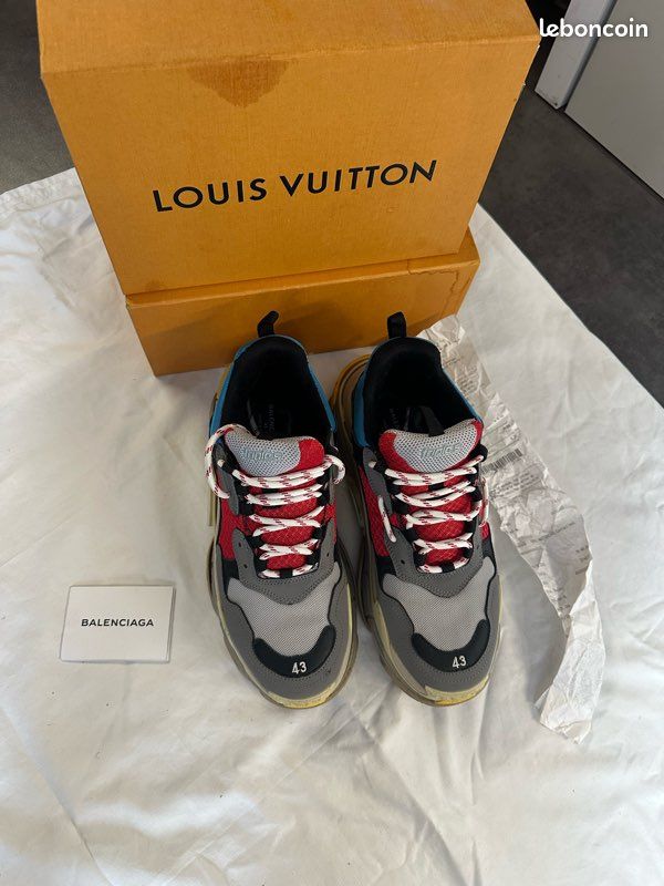 BALENCIAGA Triple S (image 1)