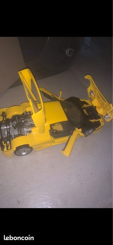 Ferrari 1/18 hotwheels (image 2)