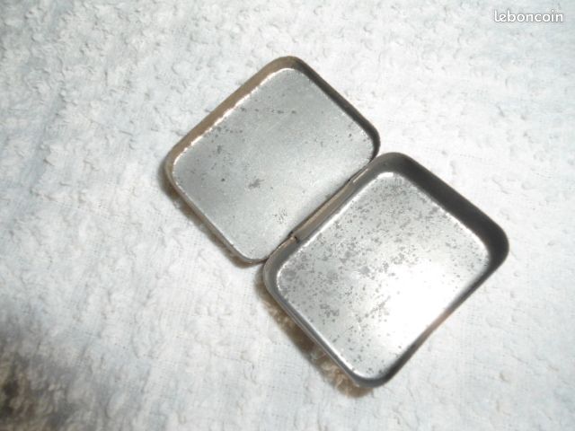 Petite boite Maileg en métal décorée dans un style vintage