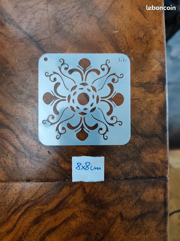 Pochoir n°10 - Mandala baroque à volutes. Format 8 x 8 cm. Plastique réutilisable en bon état. Idéal pour peinture, scrapbooking, décoration, customisation et loisirs créatifs (image 1)