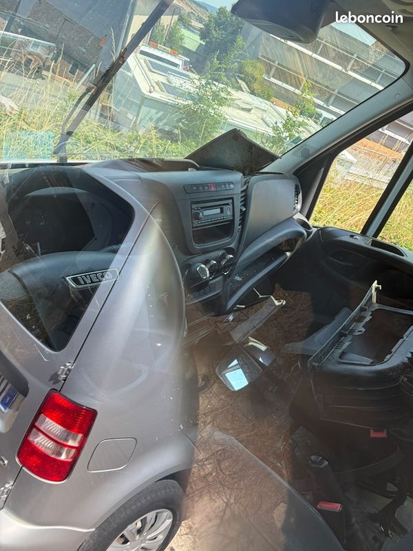 Iveco DAILY 35C FG 35C14S UNIQUEMENT A PRO DE LAUTO MOTEUR CASSE (image 4)