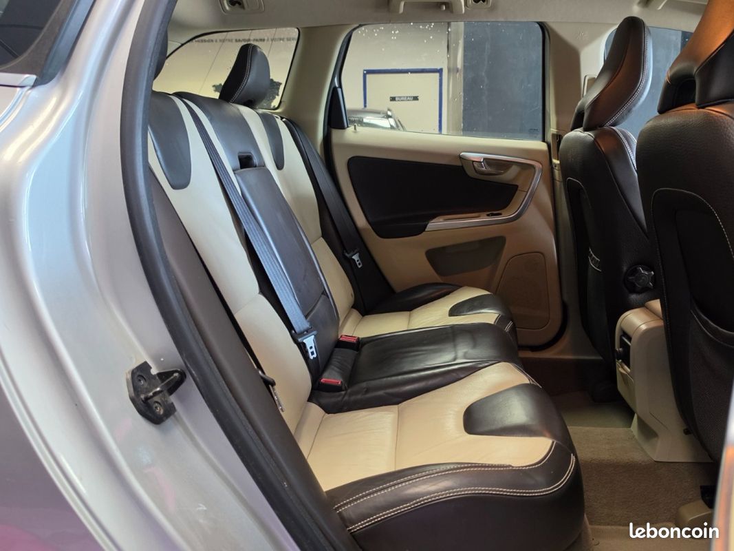 VOLVO XC60 D5 AWD Summum Geartronic A (image 18)