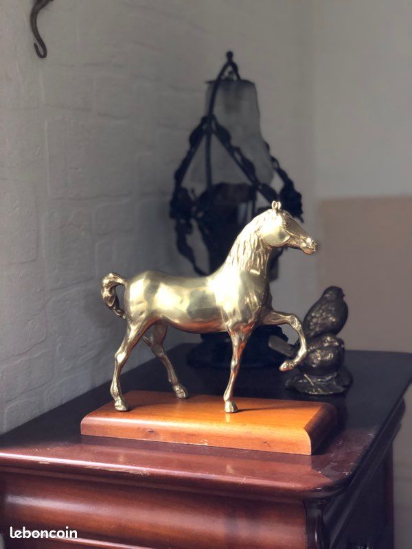 Boîte couverte (cendrier) dans un sabot de cheval