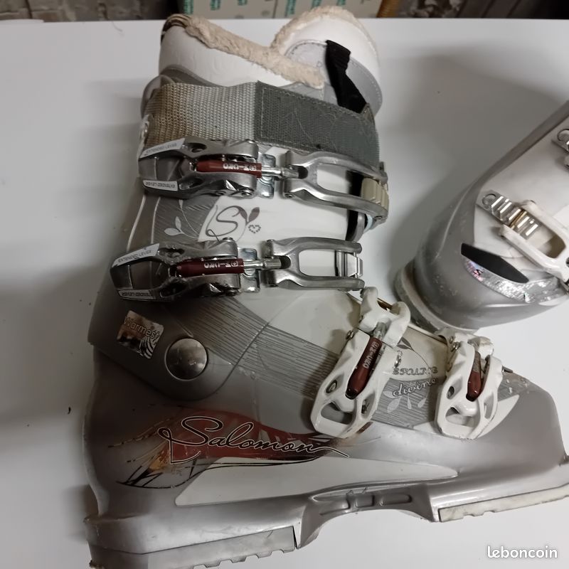 salomon divine cruise ski boots The Divine Cruise from Salomon is a soft and cushy boot for the mellow intermediate skier A good fit for someone who has a wider forefoot and needs some room in the cuff The four micro adjustable aluminum buckles and tool free catches on the upper buckles help you get the fit dialed in so you can spend more time on the slopes The Divine Cruise has the XFITFusion Advanced liner that can be heat molded to accelerate the breaking in process and adds that warm and fuzzy feeling for extra warmth A 35mm strap helps keep you leg supported and improves the rebound of the boot The Mission Cruise is a perfect boot for the mellow intermediate skier that has a wider forefoot and shaft of the legSalomon Mission Cruise Ski Boots Mens Specs Flex 75 Buckle 4 XFITFusion Liner Tool Free Catch Adjustment Great Fit for a Wide Forefoot and Wide Shaft of the Leg Salomon Select 70 Wide Ski