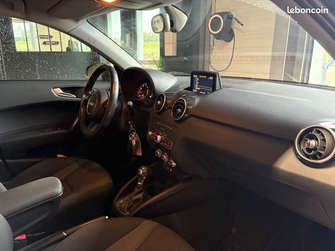 AUDI A1 SPORTBACK 1.0 TFSI ultra 95 S tronic 7 Midnight Series / JANTES 17 / PHARES AUTOMATIQUES (image 40)