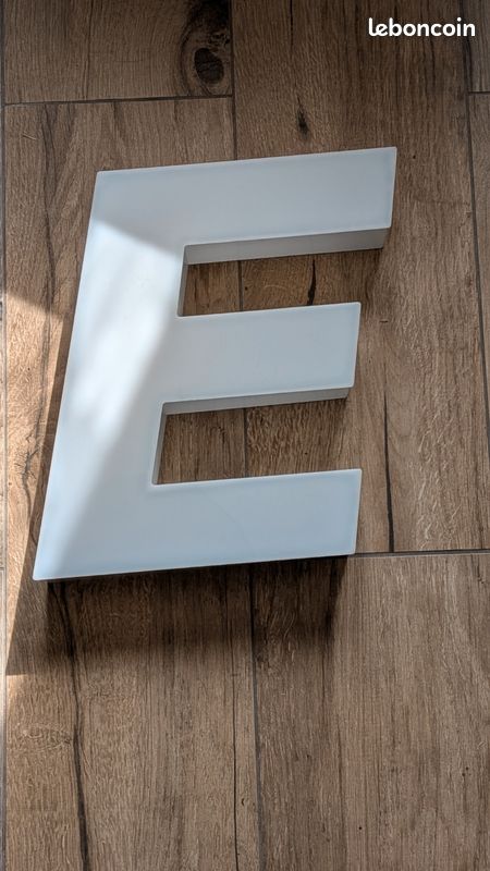 Lettre d'enseigne "E&quot